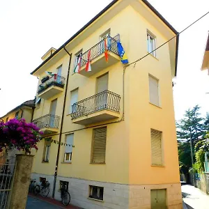 Silent Apartment, Levanto